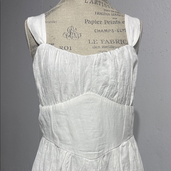 Elegant White Sleeveless Dress - Picture 9 of 12